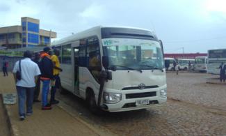 A bus from the Remera Transport Co-operative picking up passengers.