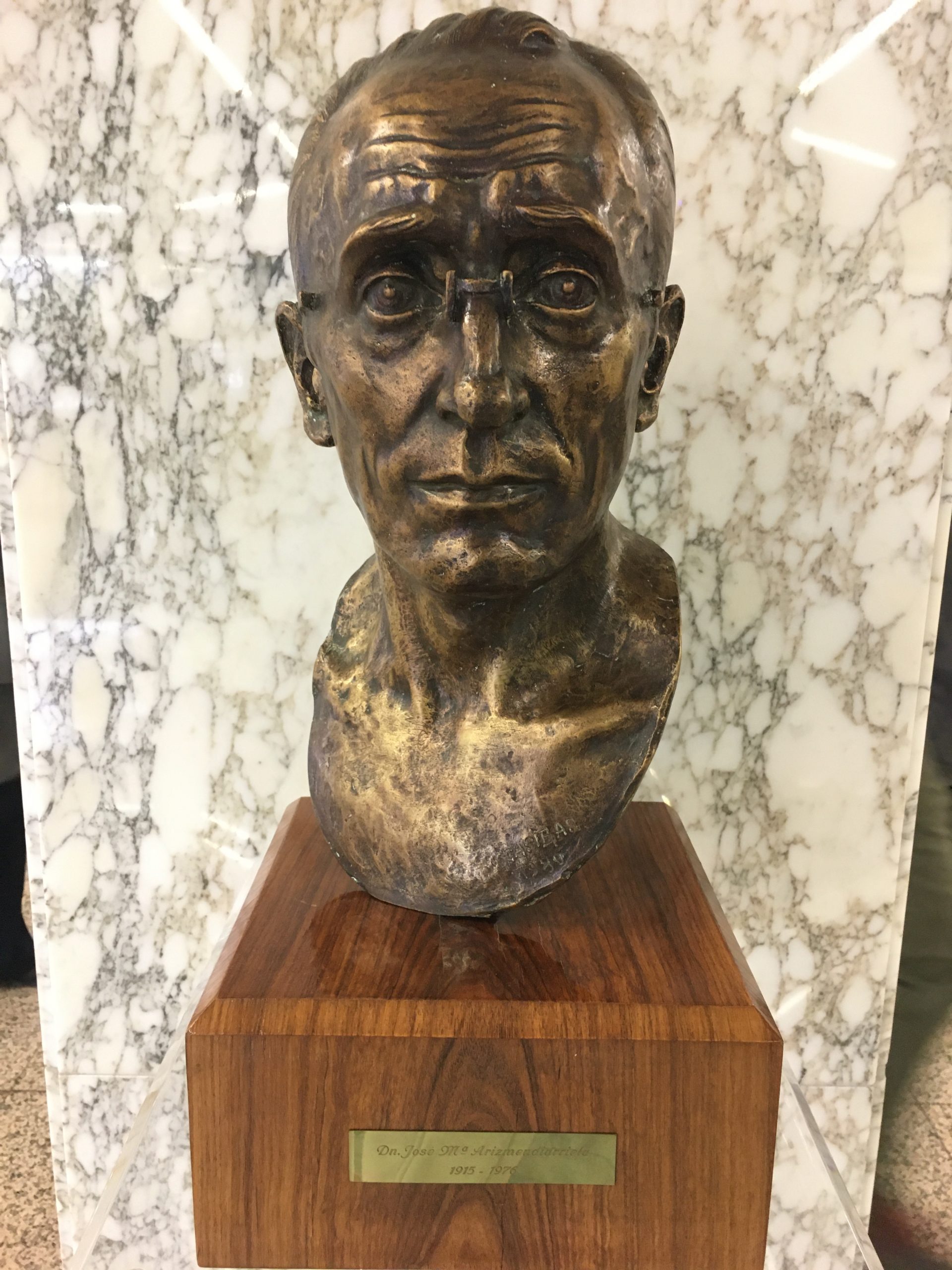 Bronze bust of Arizmendiarrieta
