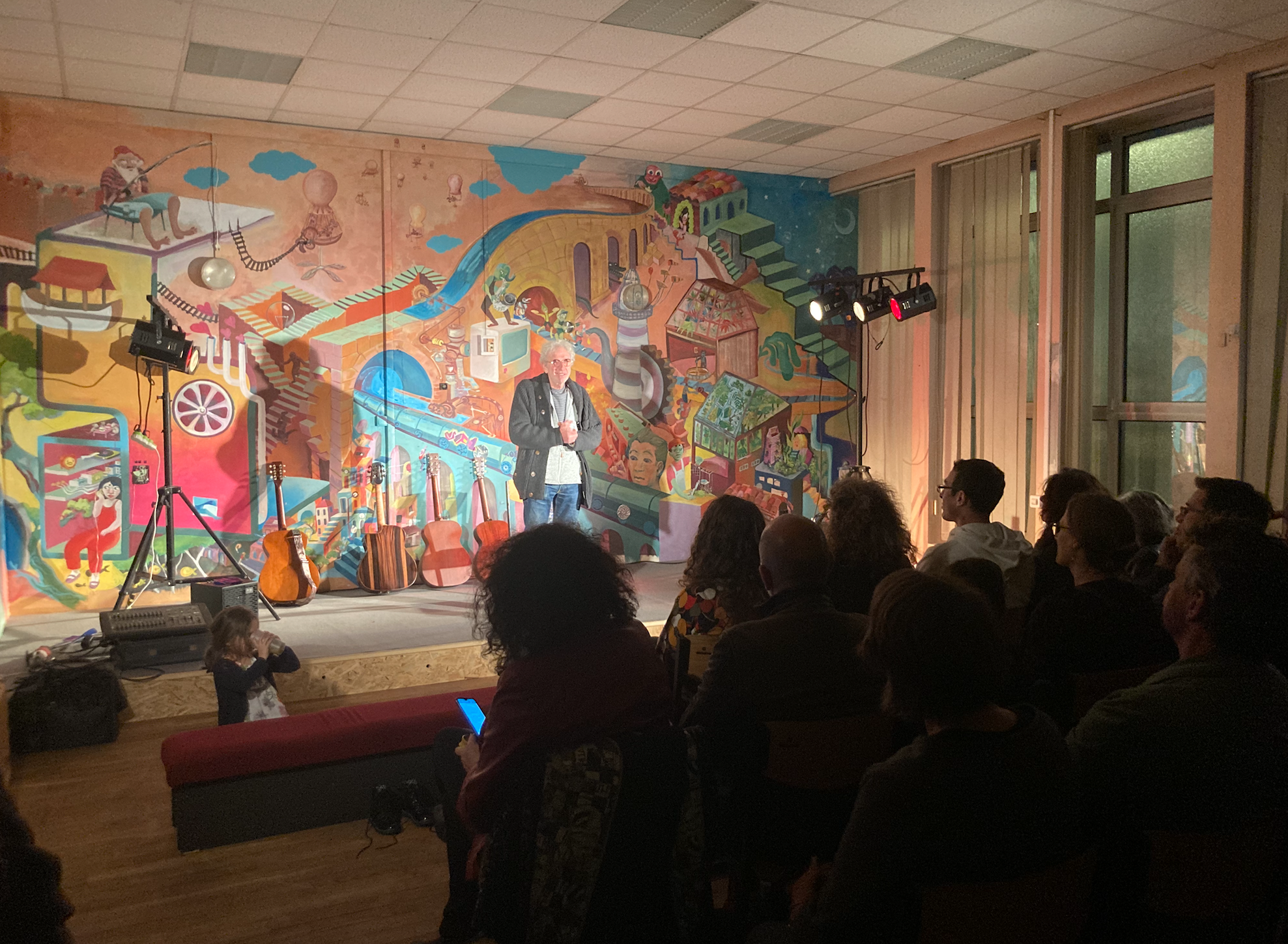 Mustaki addressing the crowd before a concert in La BOM’s main auditorium. Credit: Shareable