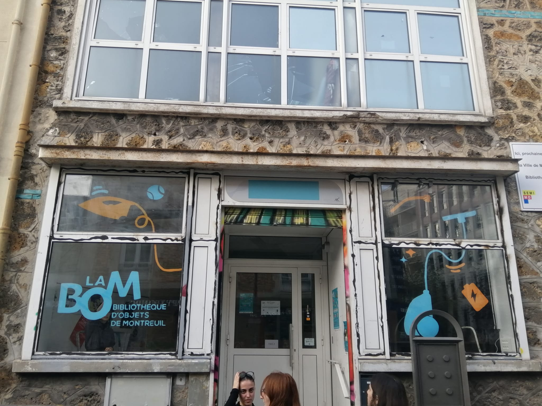 LA BOM from the outside looking in. Credit: La BOM