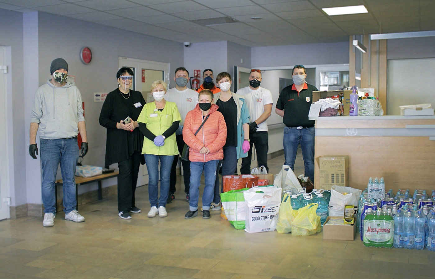 Visible Hand activists from a local group in Pruszkow offering support to the local hospital.